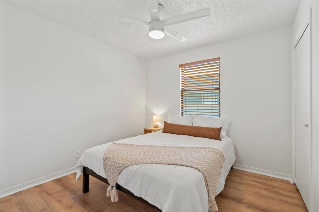 Spacious Home Near Beach, Large Yard, Game Room And Dog Friendly Jacksonville Bagian luar foto