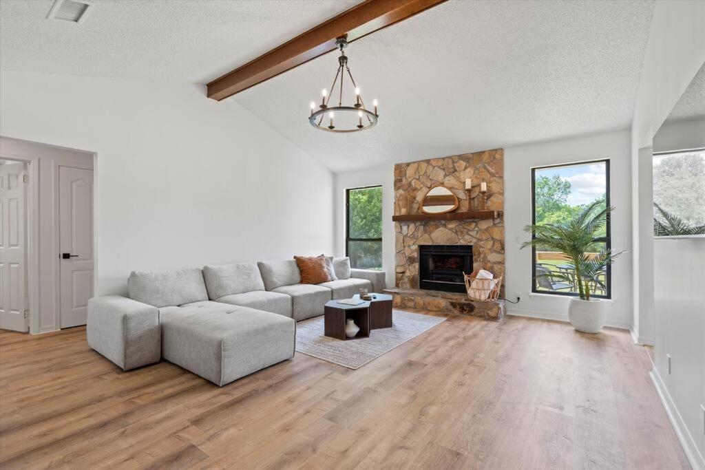 Spacious Home Near Beach, Large Yard, Game Room And Dog Friendly Jacksonville Bagian luar foto