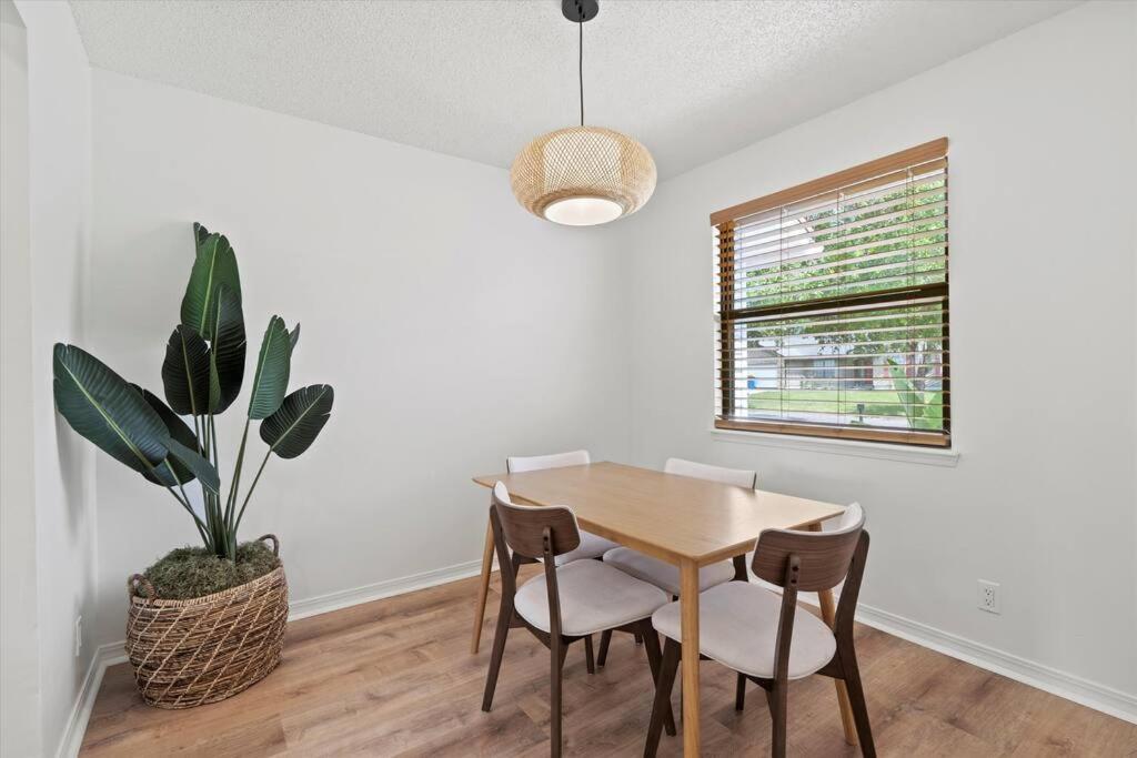 Spacious Home Near Beach, Large Yard, Game Room And Dog Friendly Jacksonville Bagian luar foto
